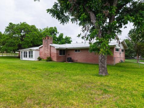 708 W North Avenue Lampasas TX 76550