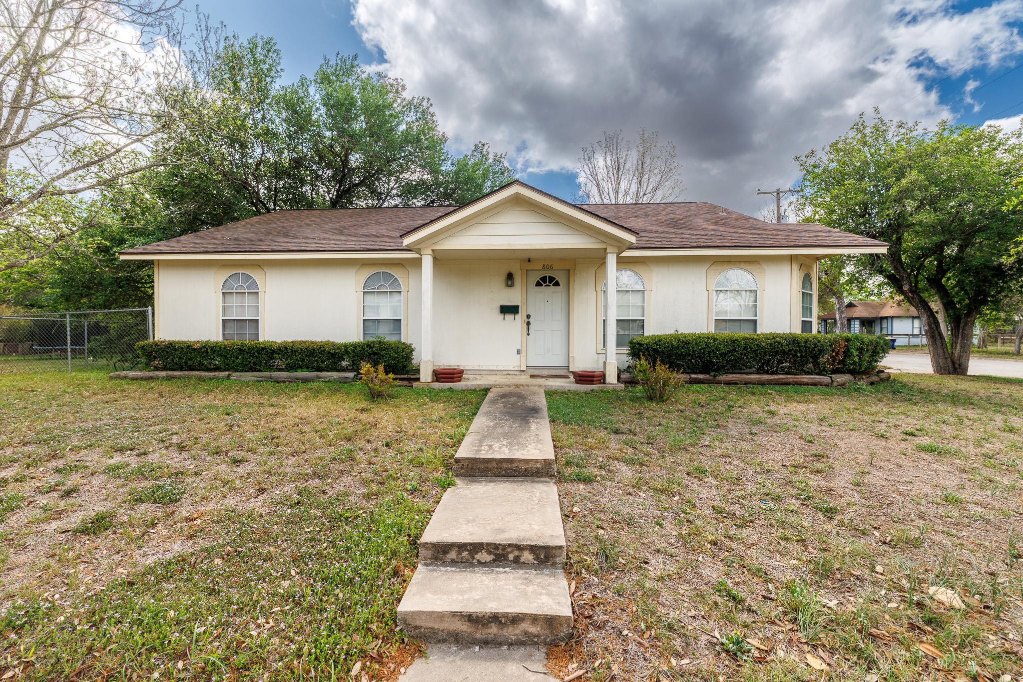 806 Saint Michael Street Gonzales TX 78629