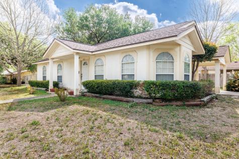 806 Saint Michael Street Gonzales TX 78629
