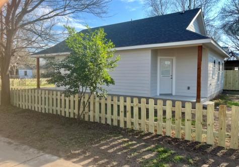 400 Washington Street Smithville TX 78957