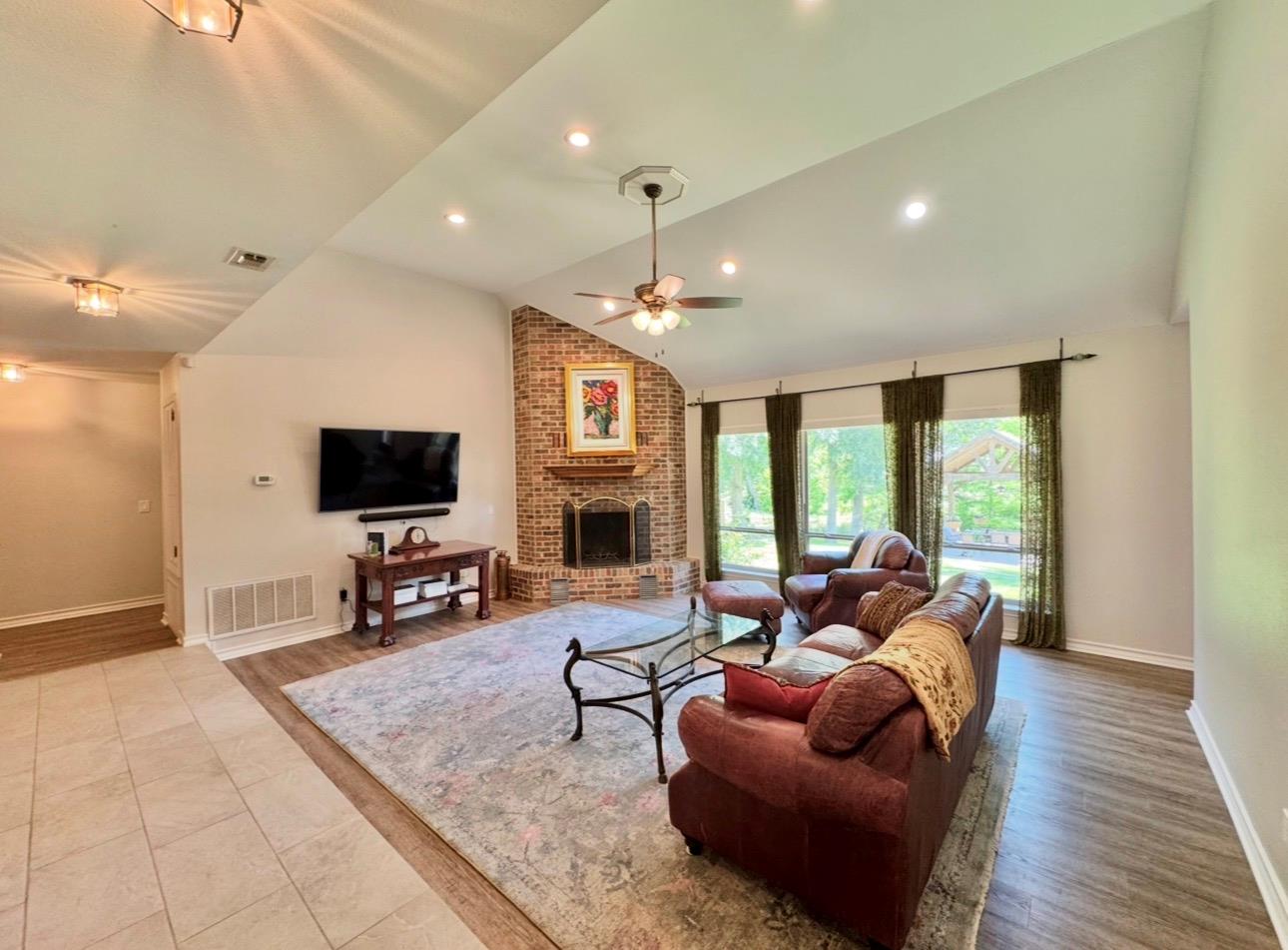 203 E 11th Street Elgin TX 78621