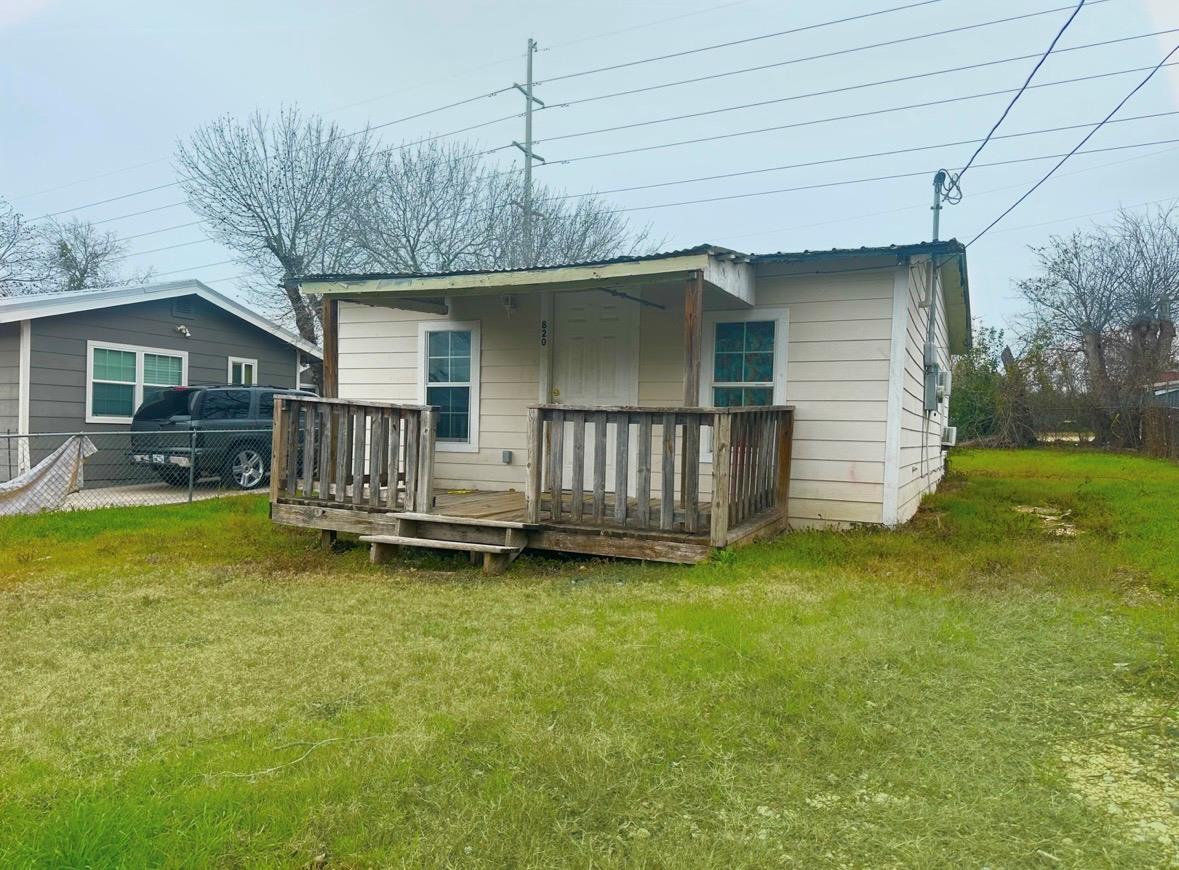 820 Chihuahua Street Lockhart TX 78644