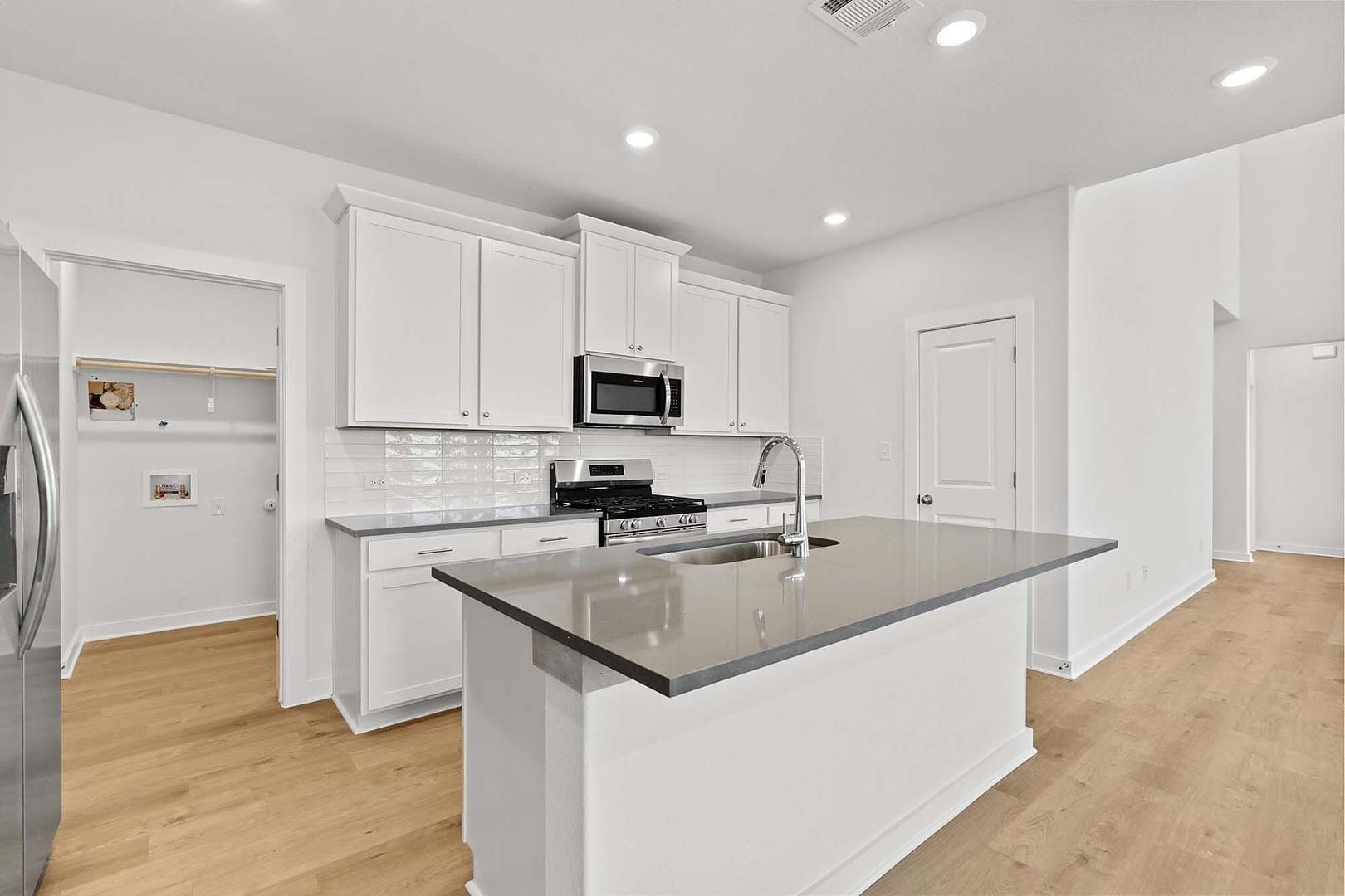 533 Bloomington Loop Hutto TX 78634