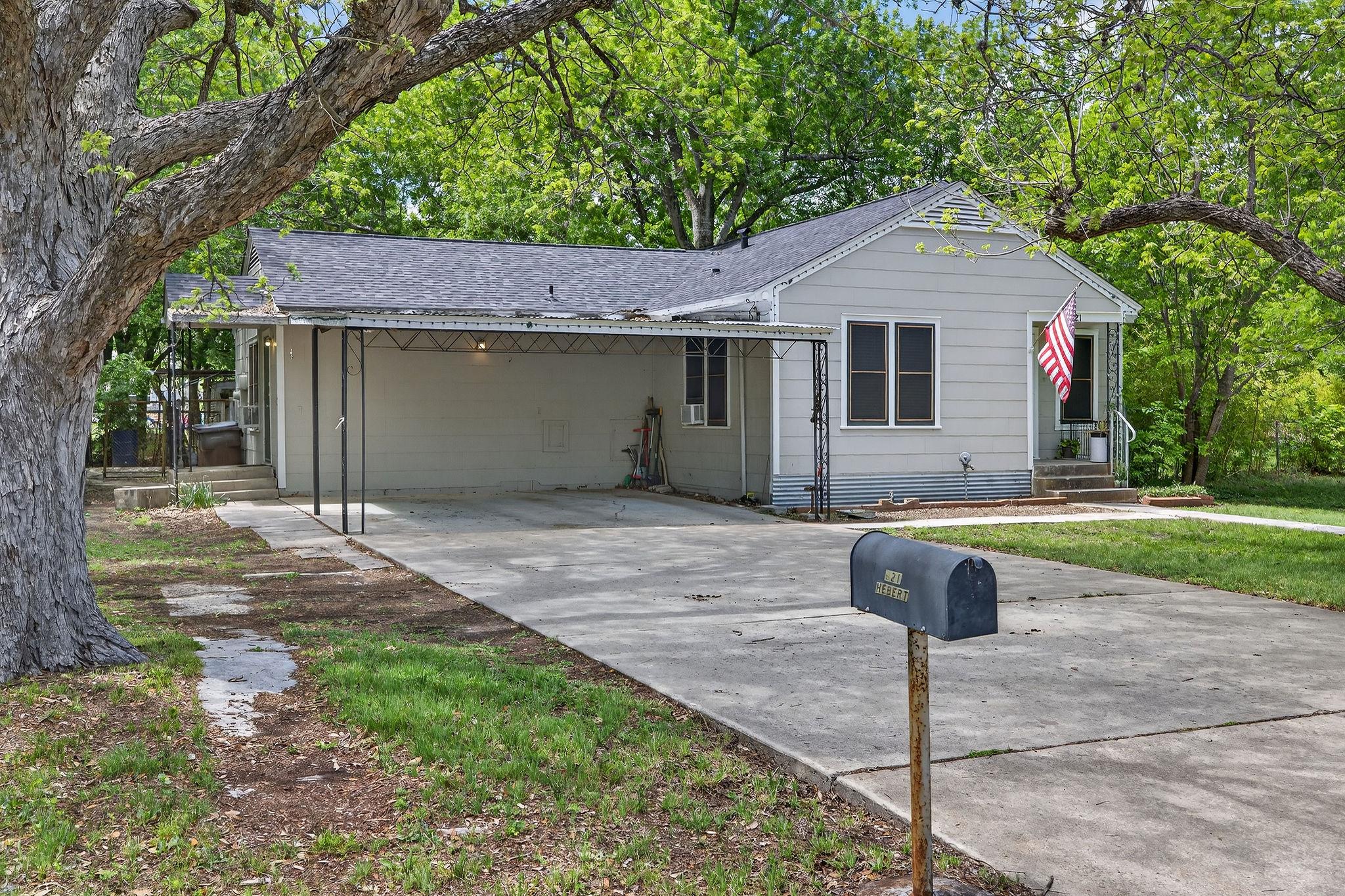 621 S Main Street Lockhart TX 78644