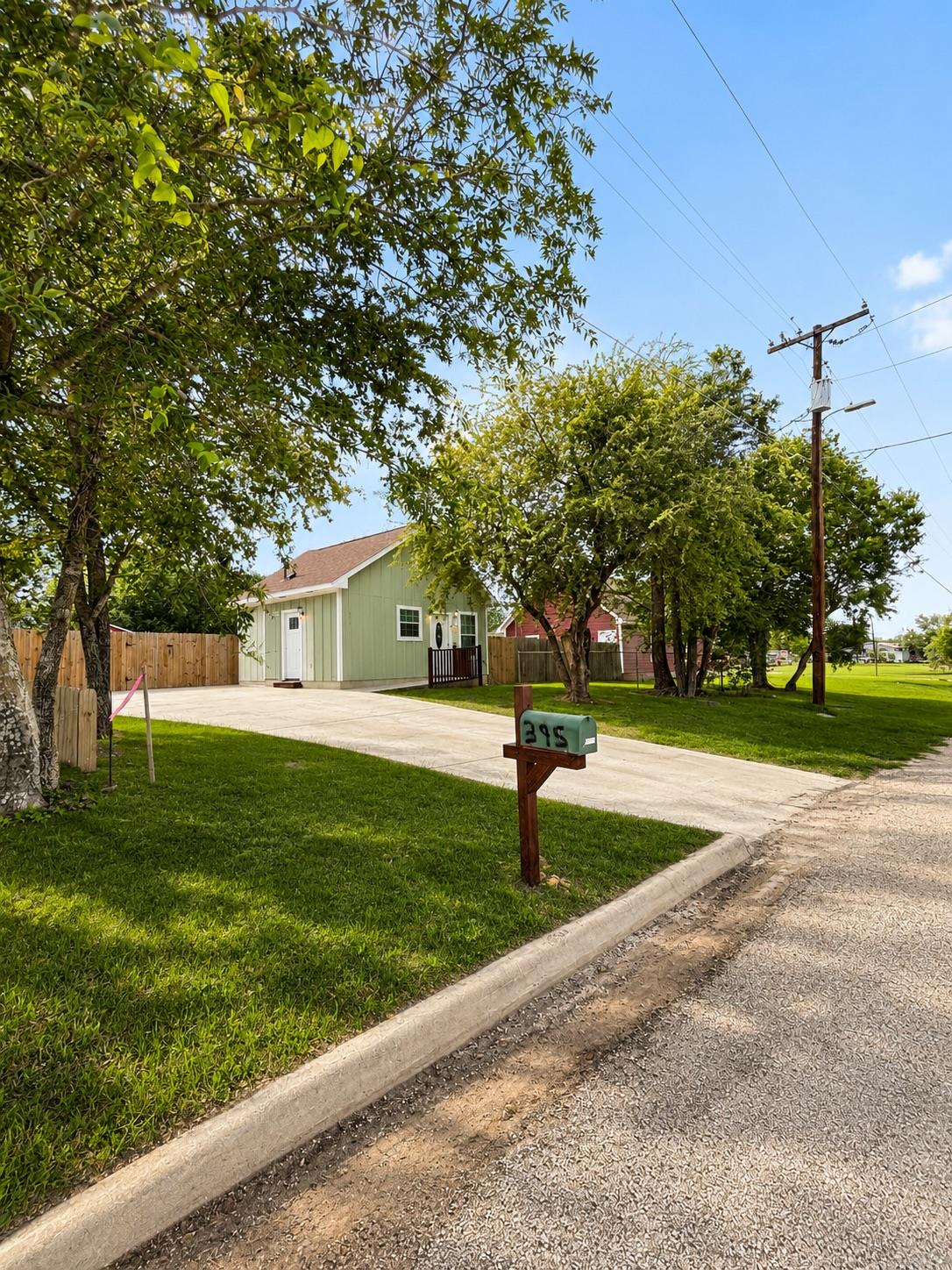 395 Willow Avenue Luling TX 78648
