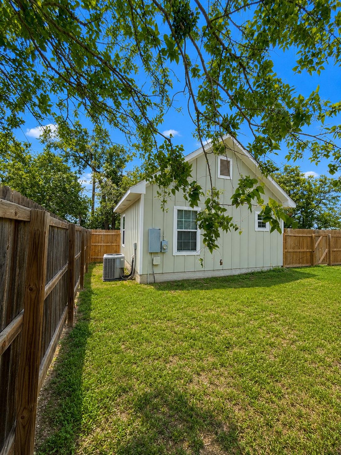 395 Willow Avenue Luling TX 78648