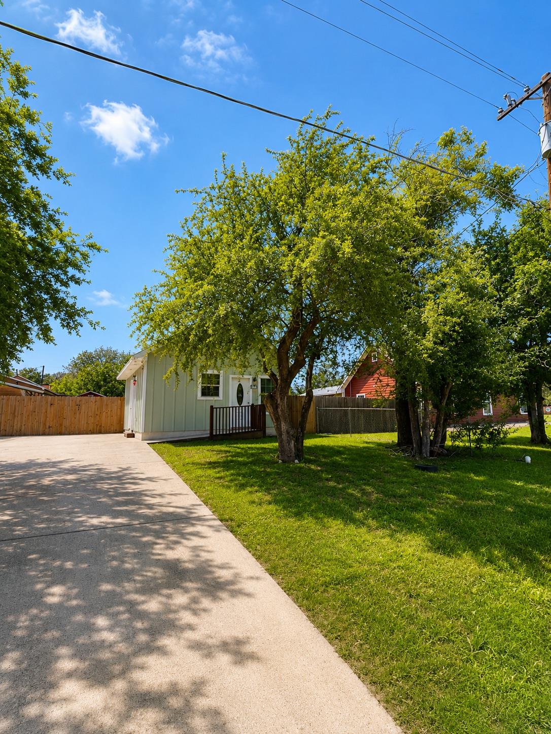 395 Willow Avenue Luling TX 78648