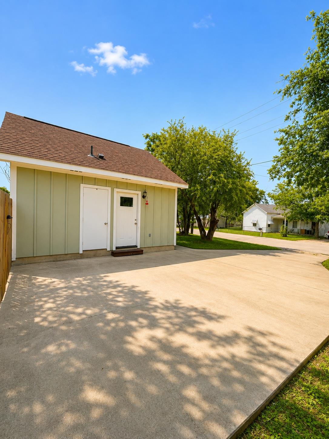 395 Willow Avenue Luling TX 78648