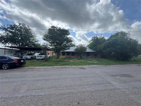 2109 Castro Avenue Hondo TX 78861