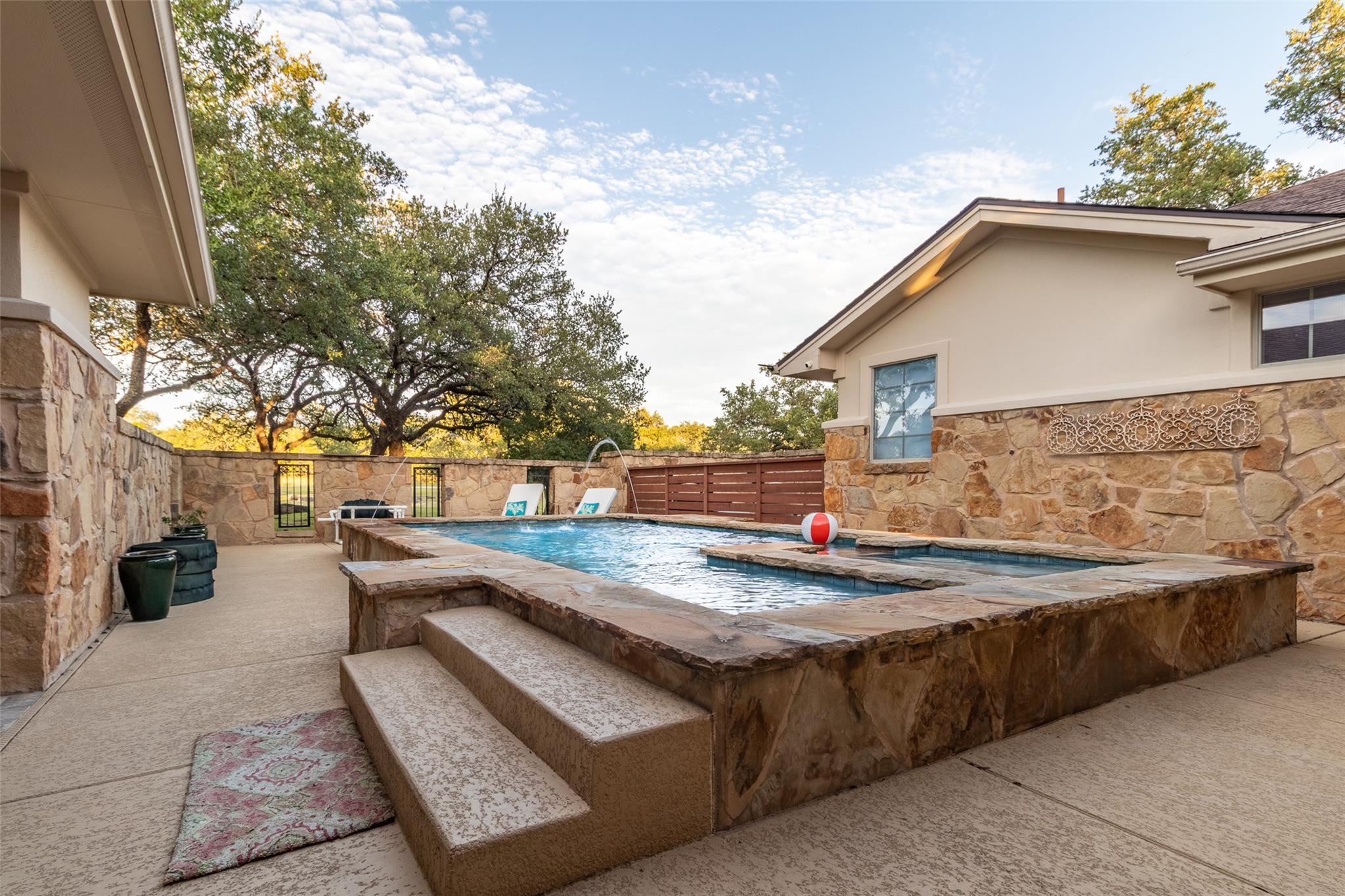 515 East Trail Spicewood TX 78669