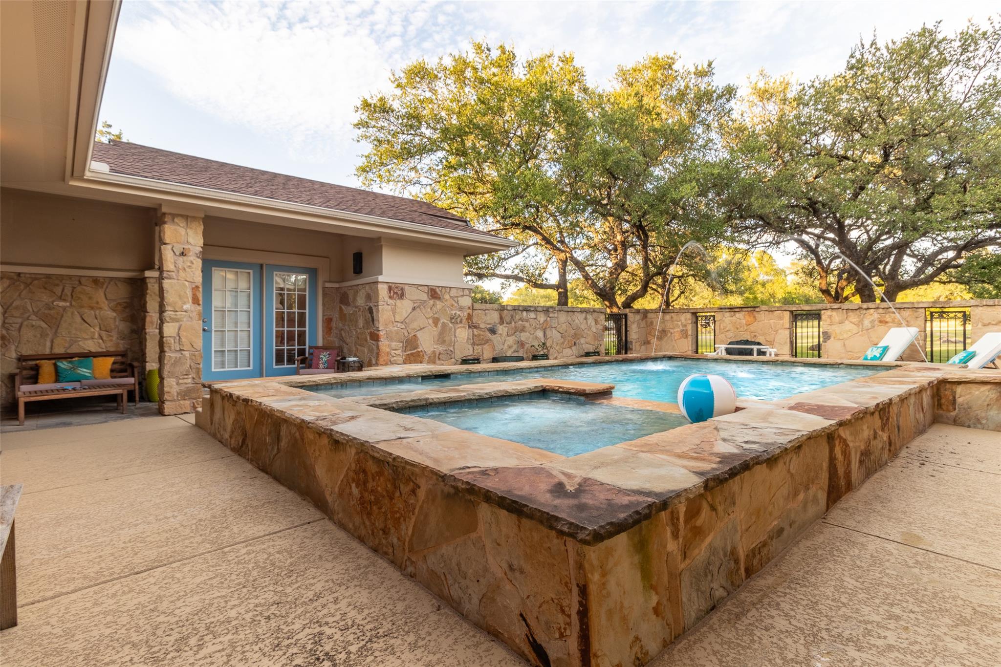 515 East Trail Spicewood TX 78669