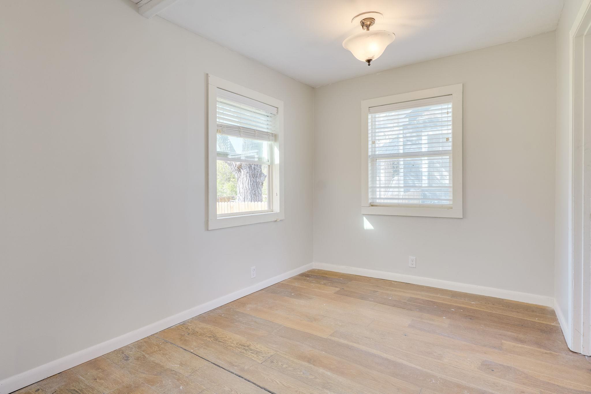 318 S Avenue C Elgin TX 78621
