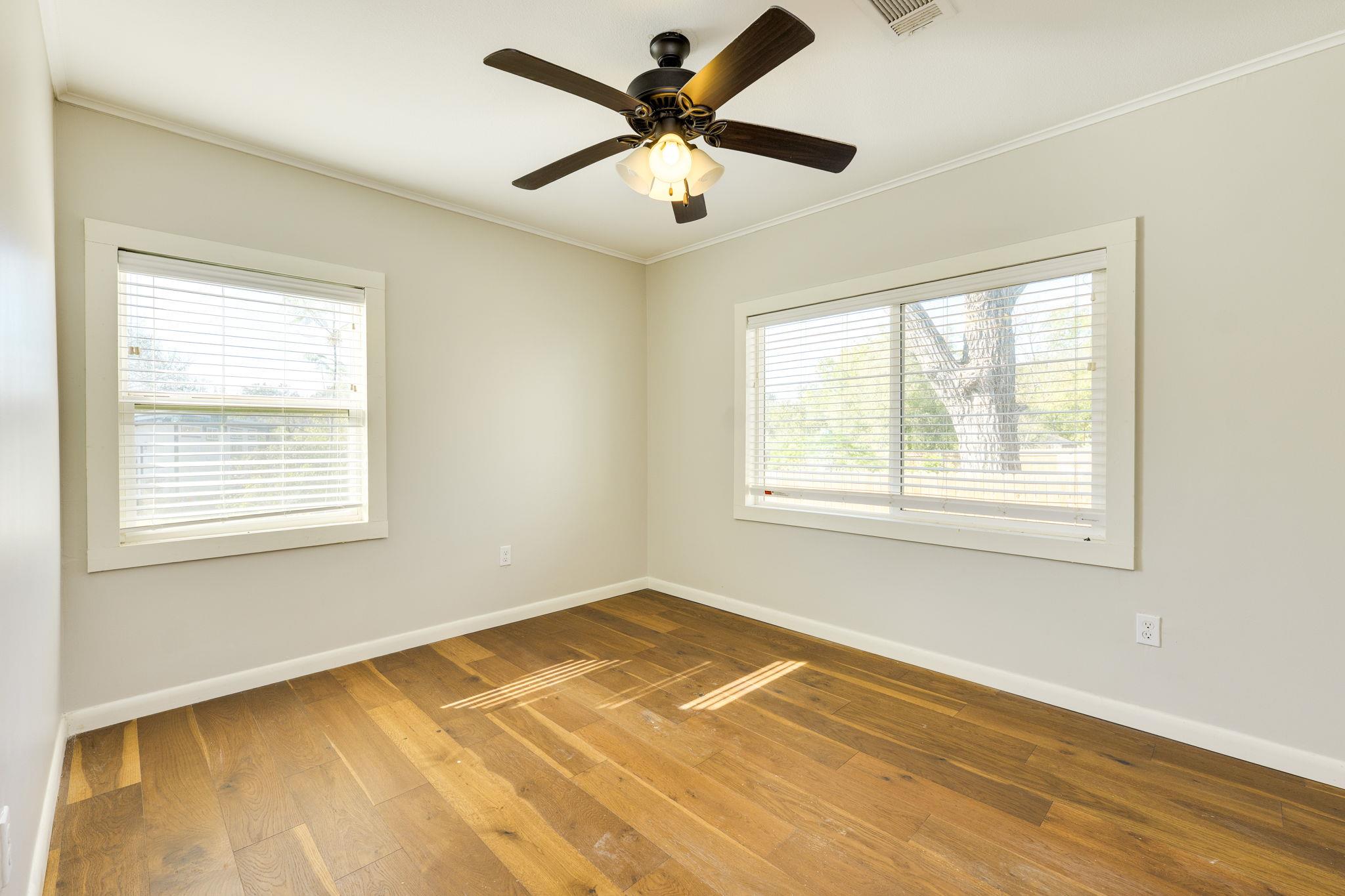 318 S Avenue C Elgin TX 78621