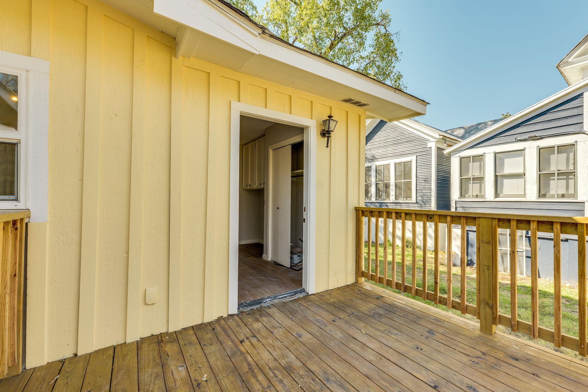 318 S Avenue C Elgin TX 78621