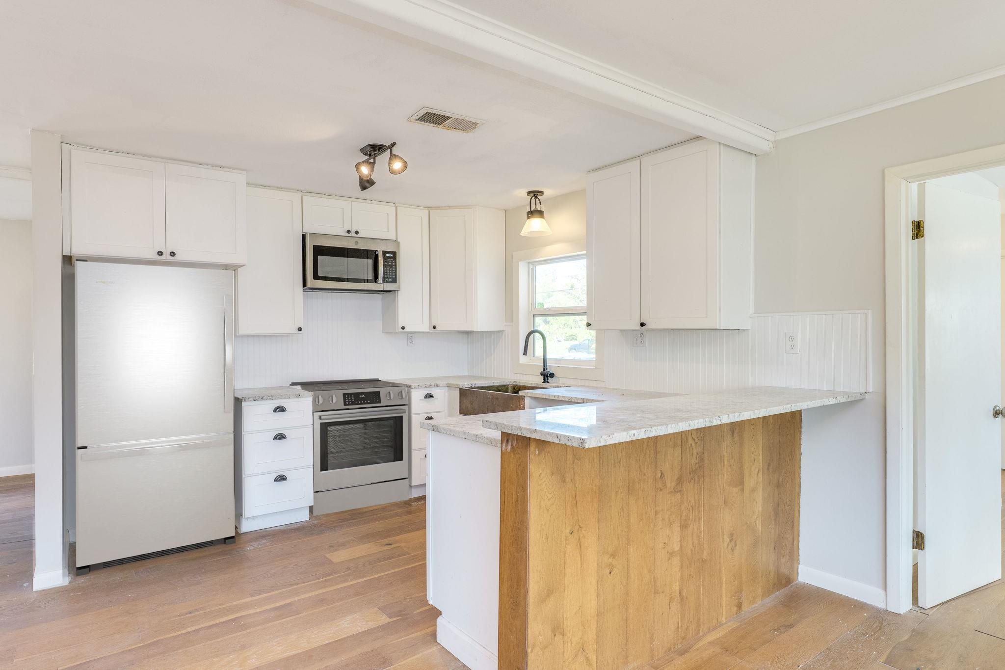 318 S Avenue C Elgin TX 78621