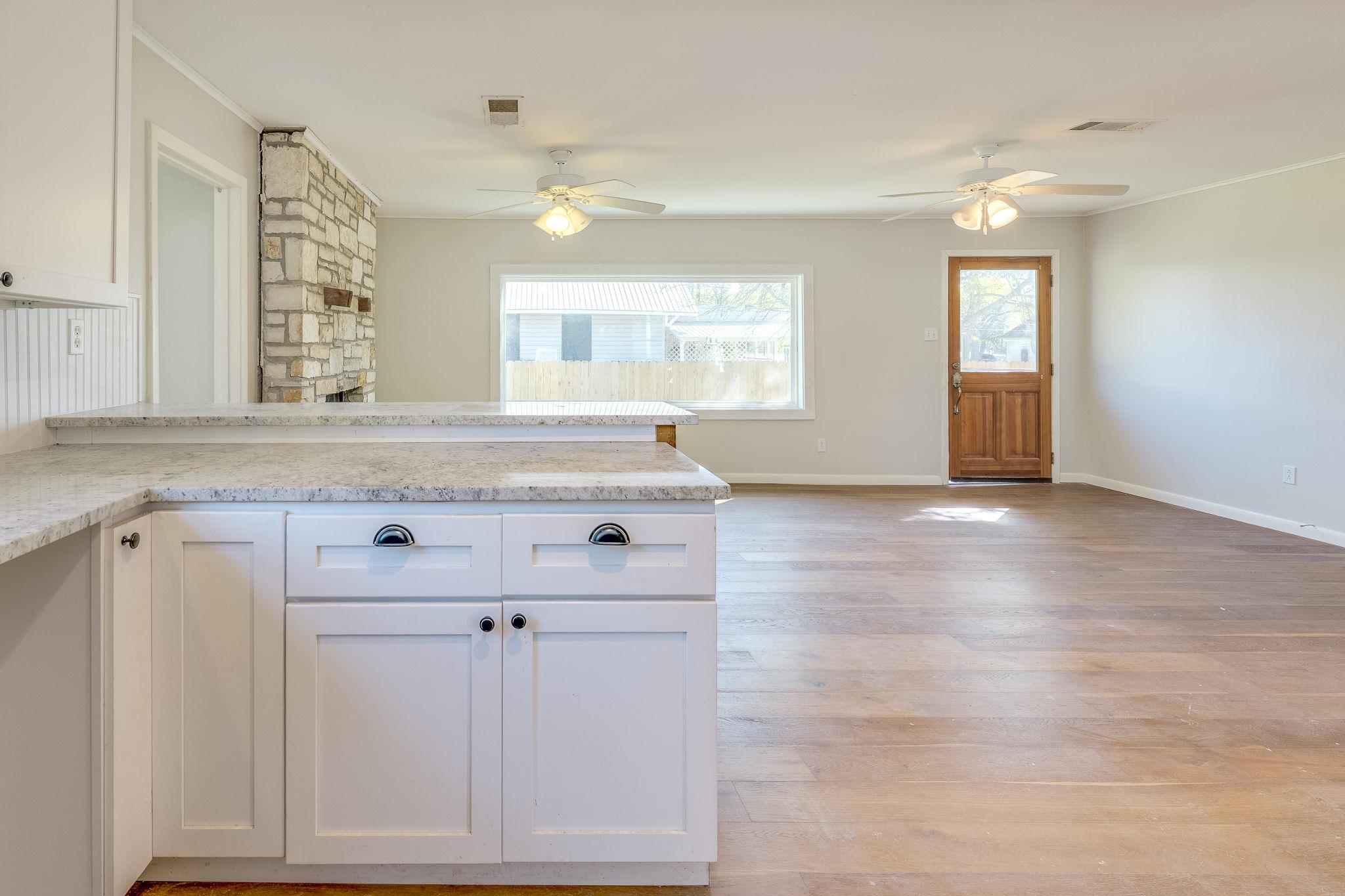 318 S Avenue C Elgin TX 78621