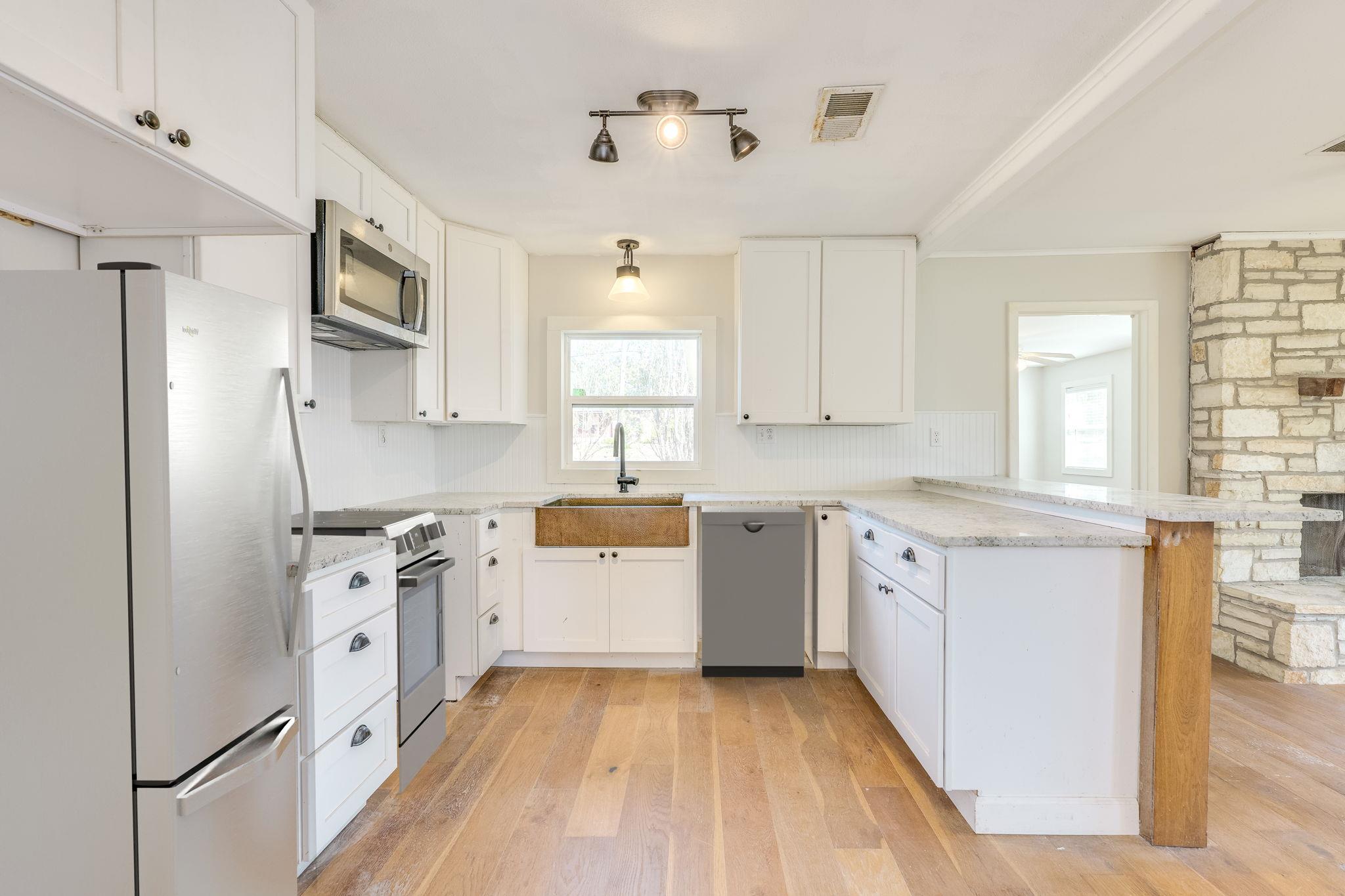 318 S Avenue C Elgin TX 78621