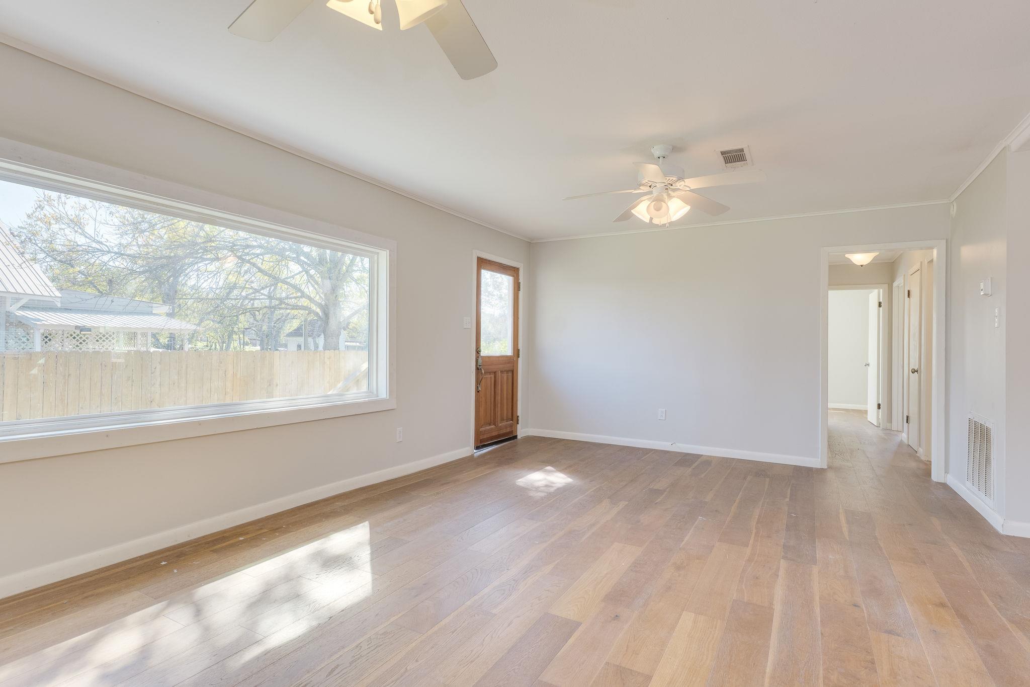 318 S Avenue C Elgin TX 78621