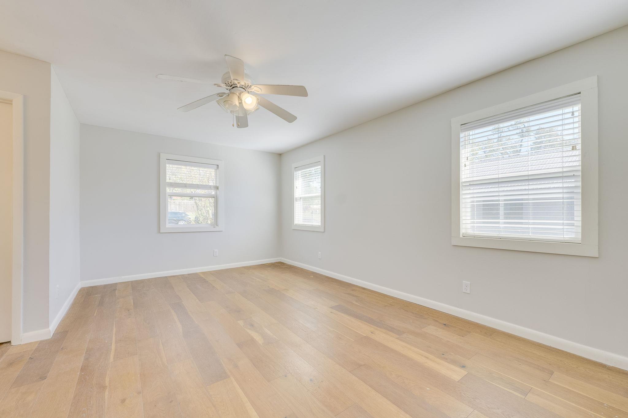 318 S Avenue C Elgin TX 78621