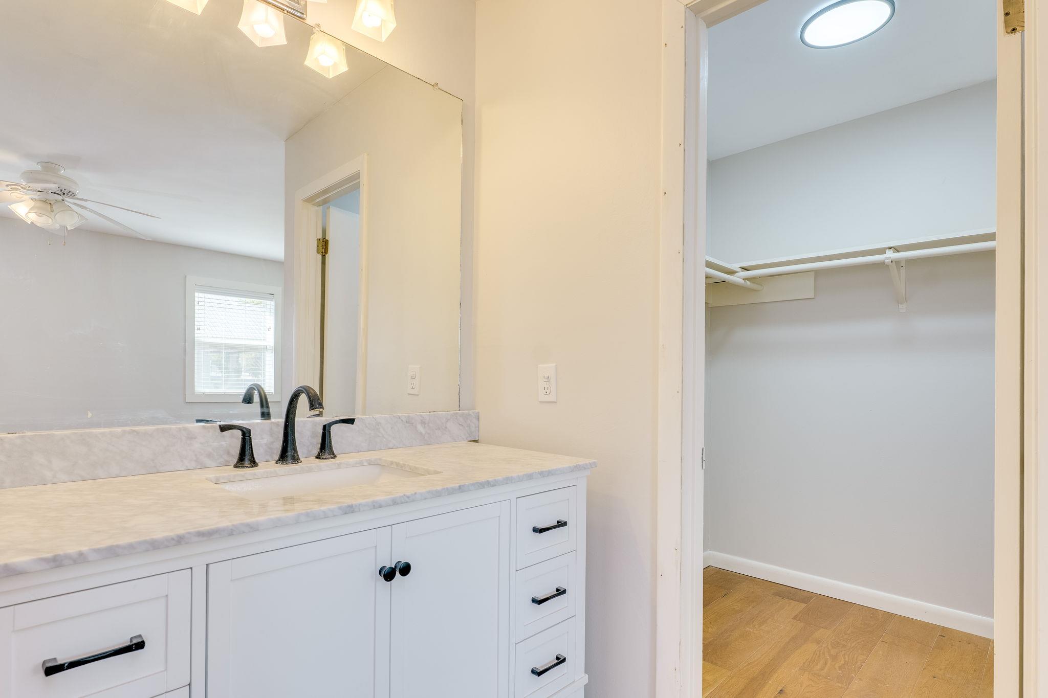 318 S Avenue C Elgin TX 78621
