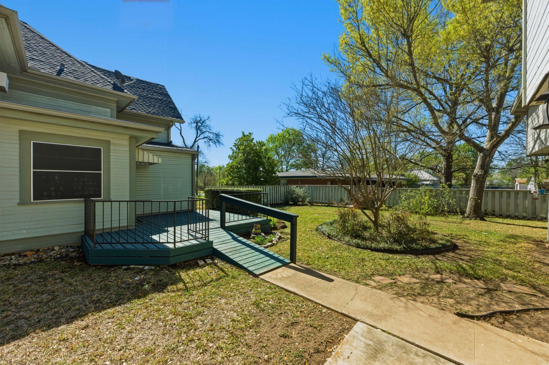 100 W 11th Street Elgin TX 78621