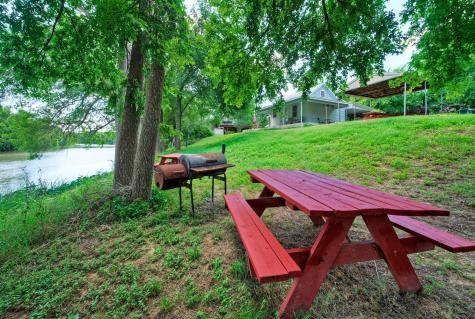 906 Water Street Manor TX 78653