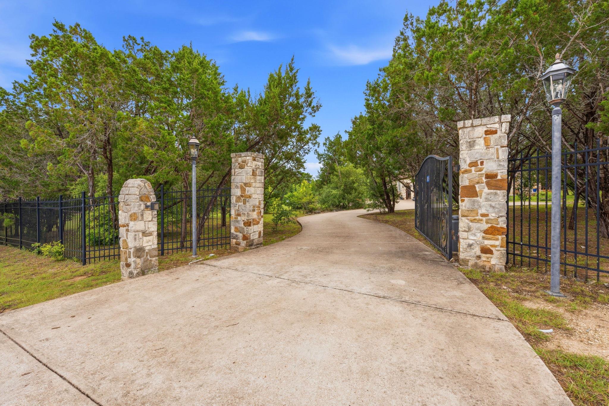 8121 Bluff Trail Austin TX 78737