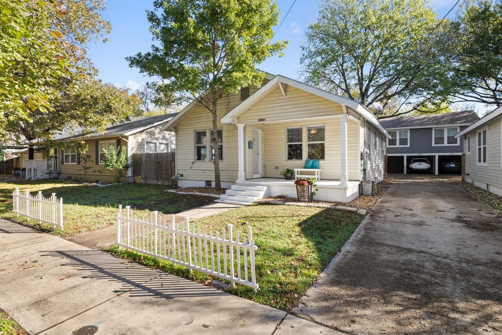 1223, 1223 1/2 & 1225 S Austin Avenue S Georgetown TX 78626