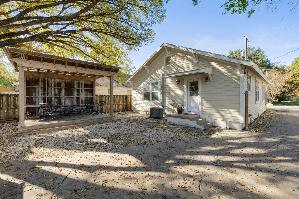 1223, 1223 1/2 & 1225 S Austin Avenue S Georgetown TX 78626
