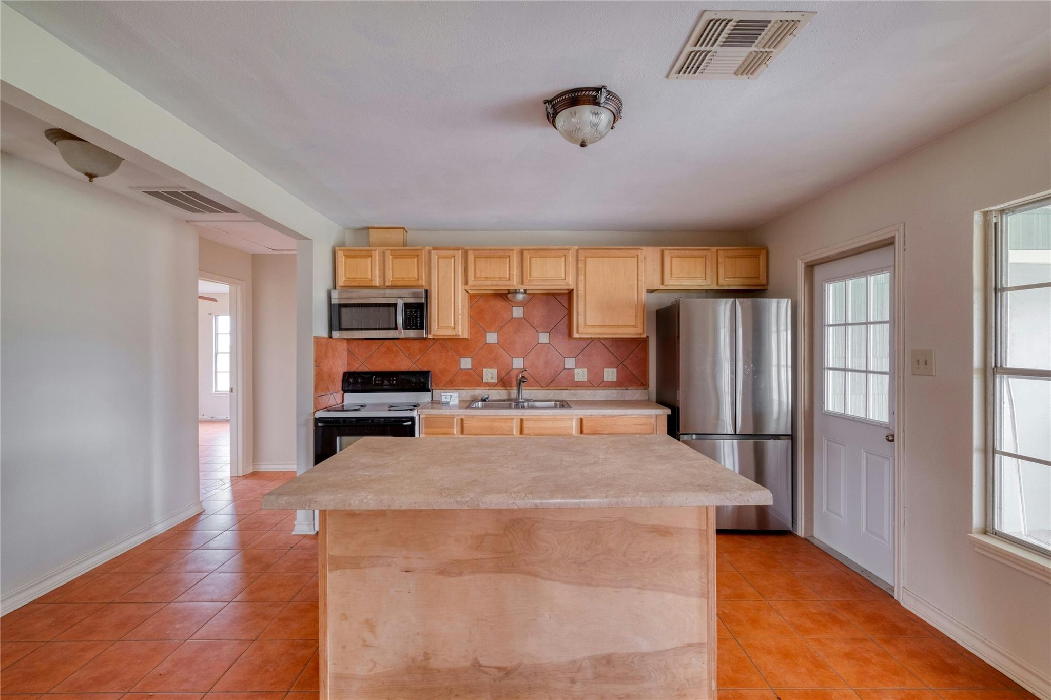 103 Robin Lane Luling TX 78648