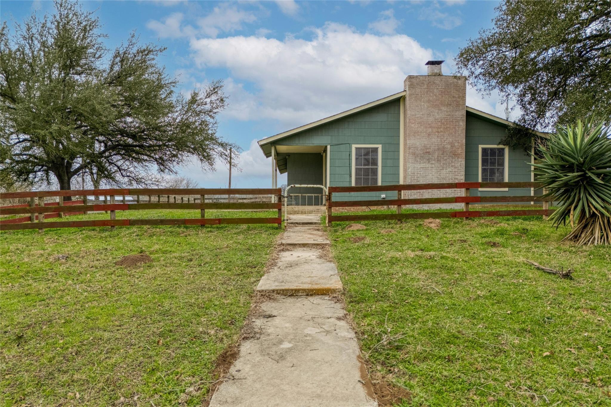 103 Robin Lane Luling TX 78648