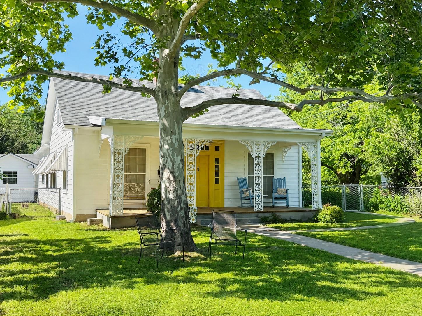 706 W 11th Street Taylor TX 76574
