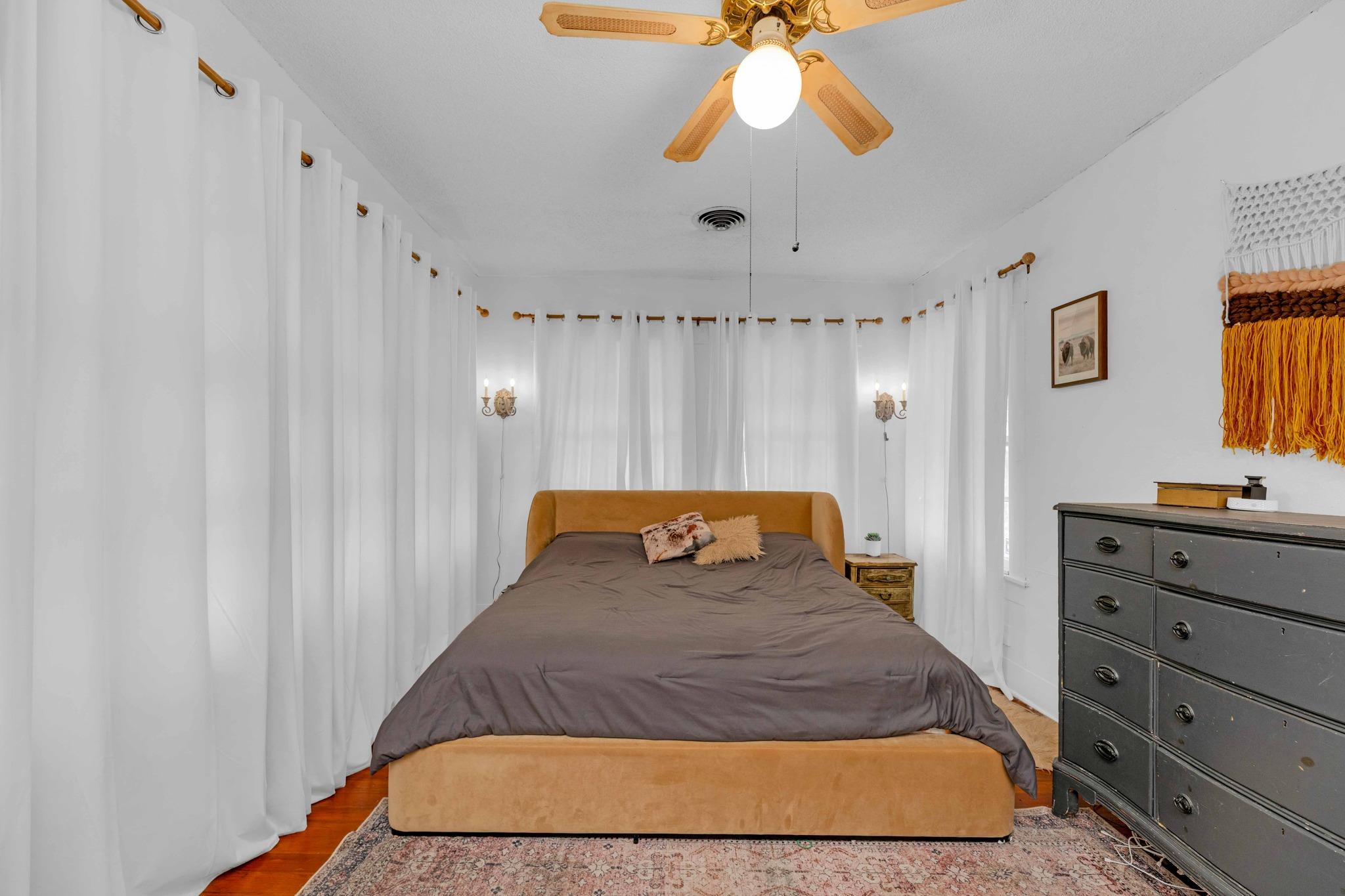 706 W 11th Street Taylor TX 76574