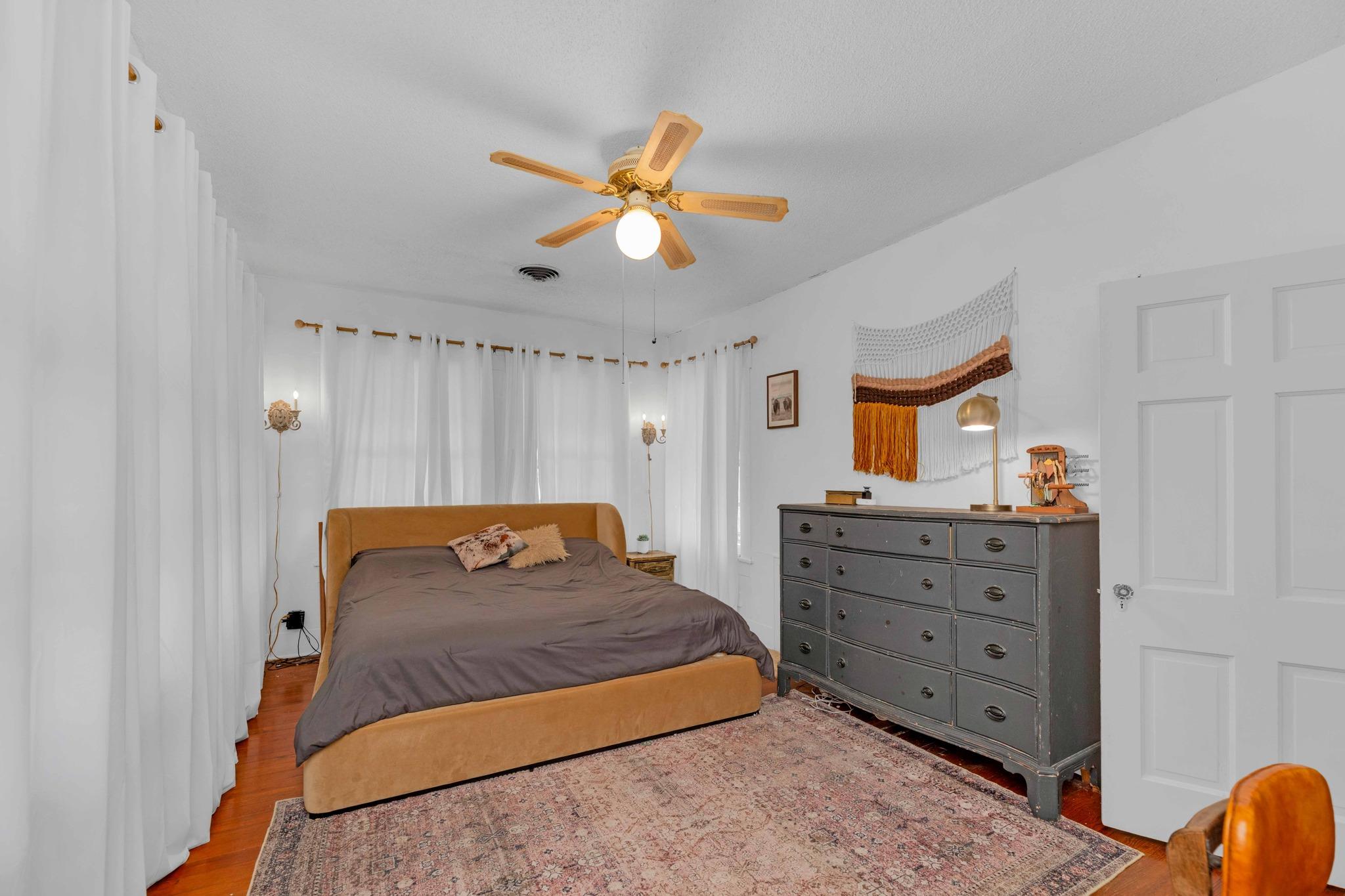706 W 11th Street Taylor TX 76574