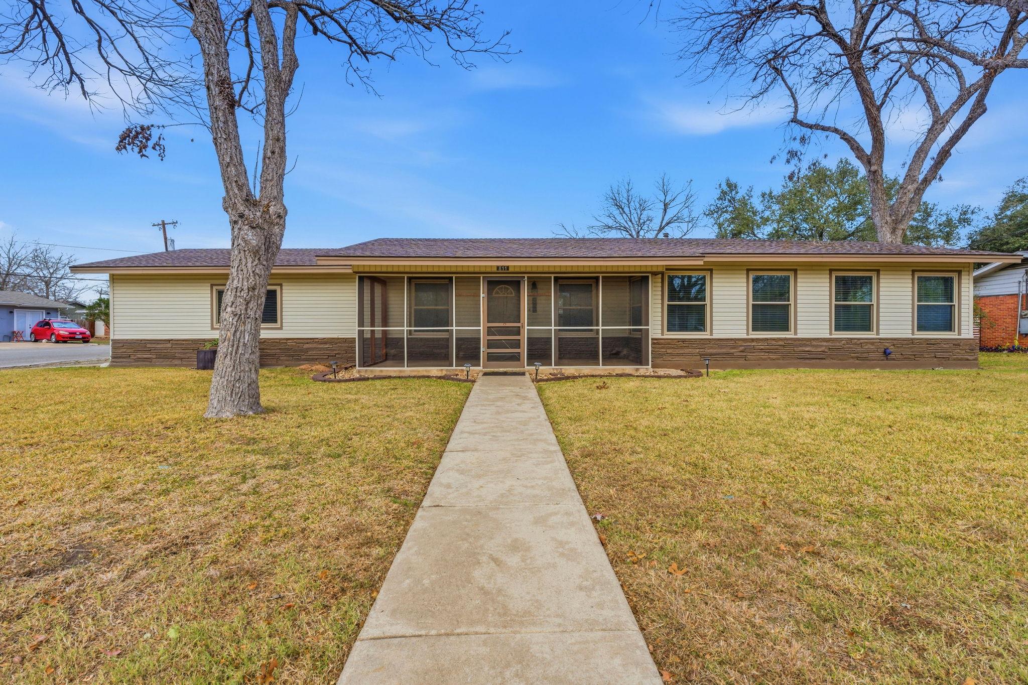 811 Nixon Street Lockhart TX 78644