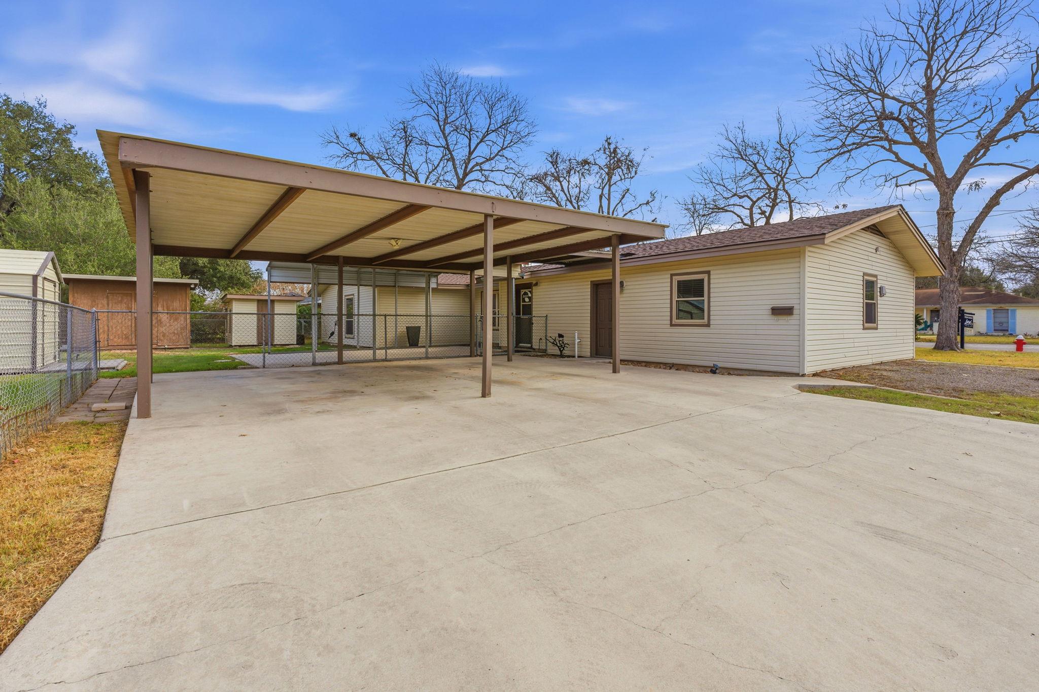 811 Nixon Street Lockhart TX 78644
