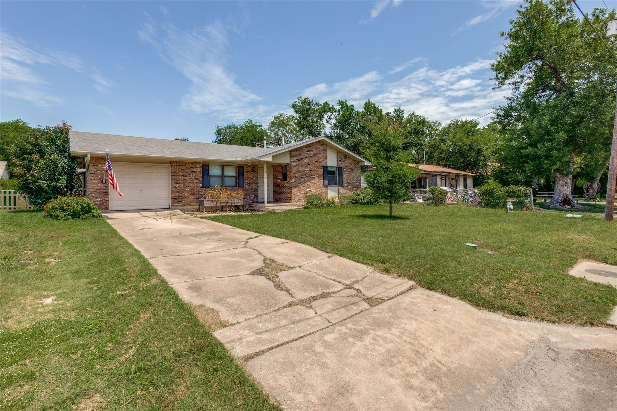 1516 Mclain Street Taylor TX 76574