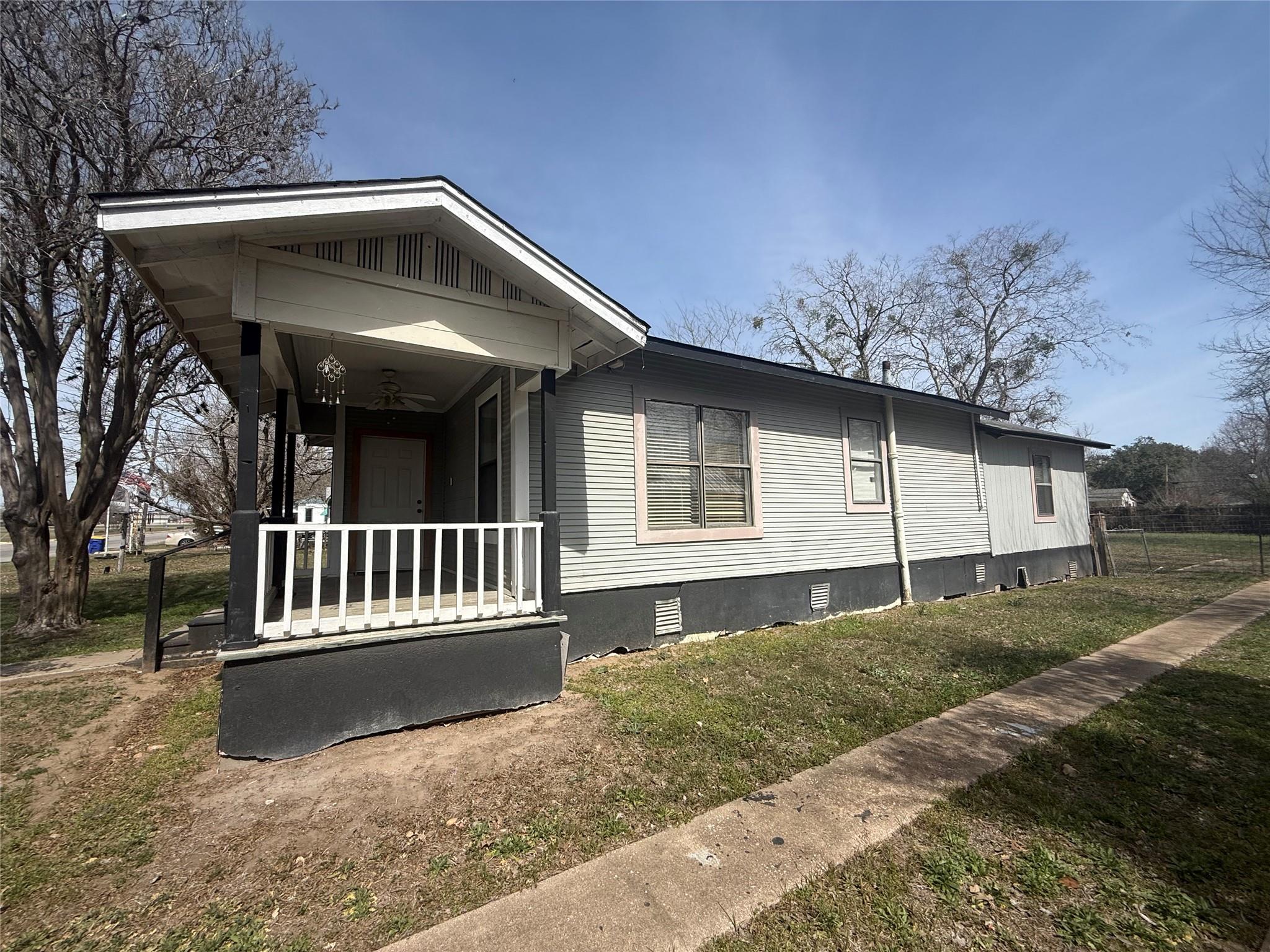 1120 Saint Paul Street Gonzales TX 78629