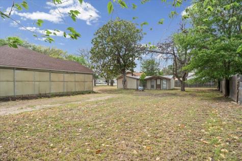 1207 NE Loop 230 Smithville TX 78957