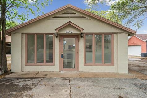 1207 NE Loop 230 Smithville TX 78957