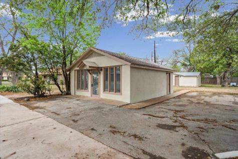 1207 NE Loop 230 Smithville TX 78957