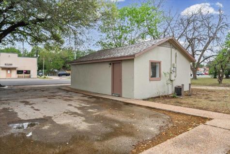 1207 NE Loop 230 Smithville TX 78957