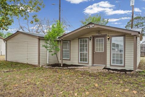 1207 NE Loop 230 Smithville TX 78957