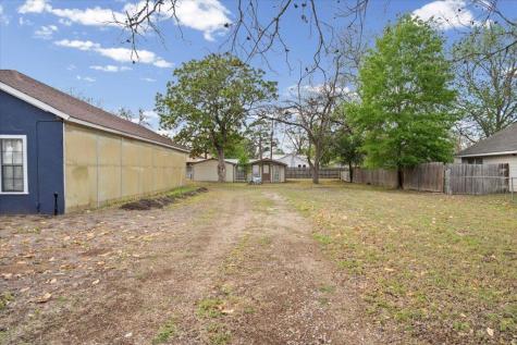 1207 NE Loop 230 Smithville TX 78957