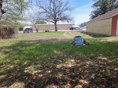 1207 NE Loop 230 Smithville TX 78957