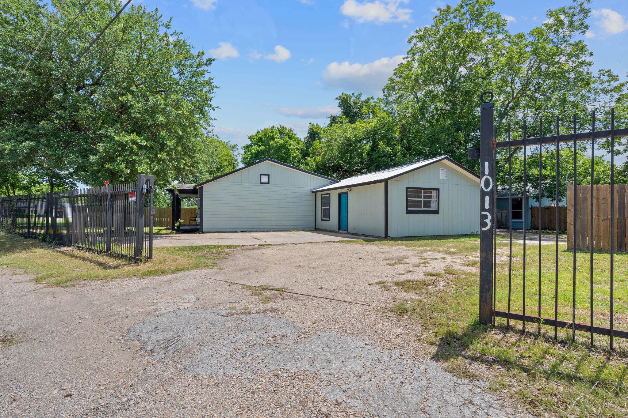 1013 N Colorado Street Lockhart TX 78644