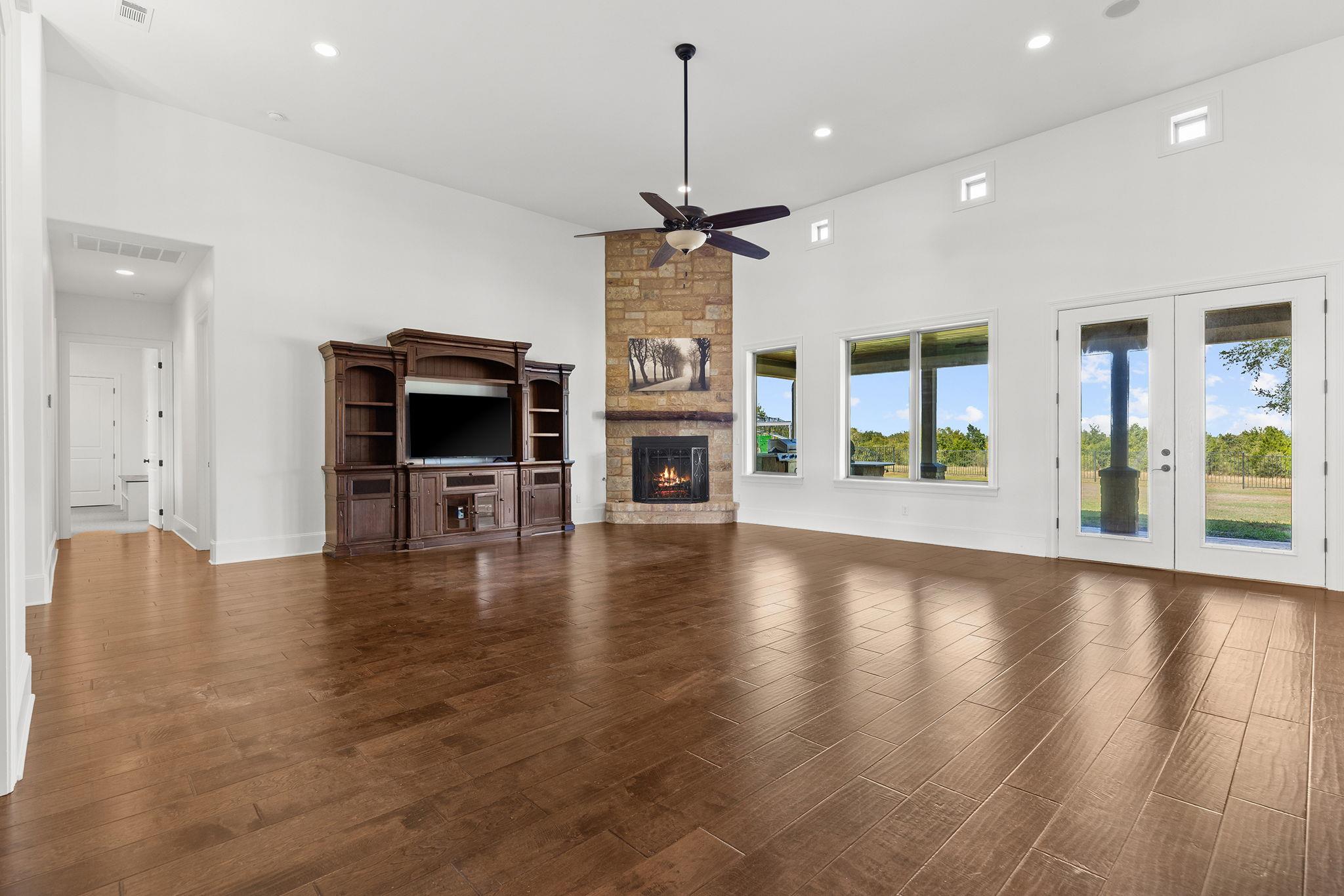 1124 County Road 301 Elgin TX 78621