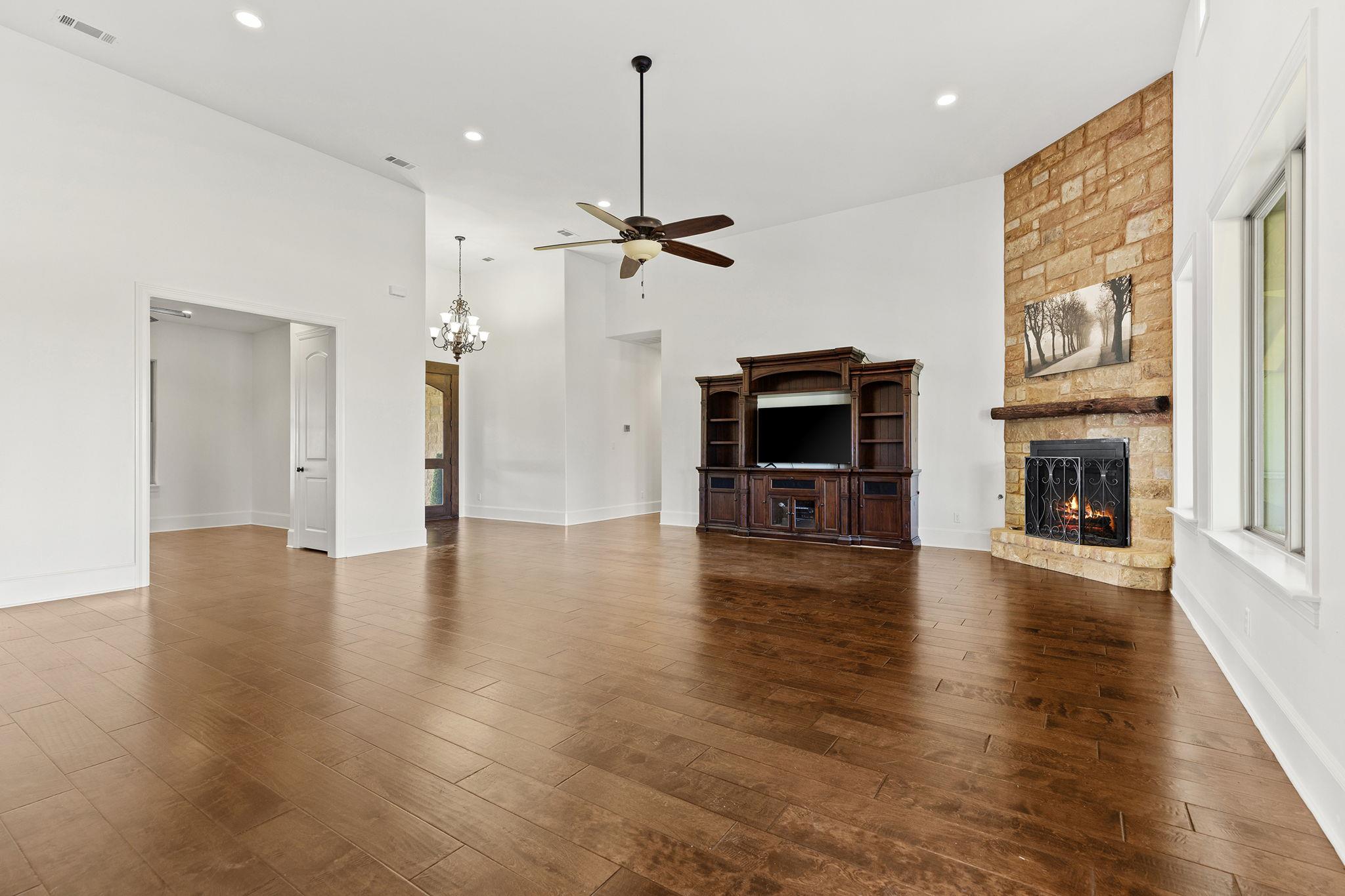 1124 County Road 301 Elgin TX 78621