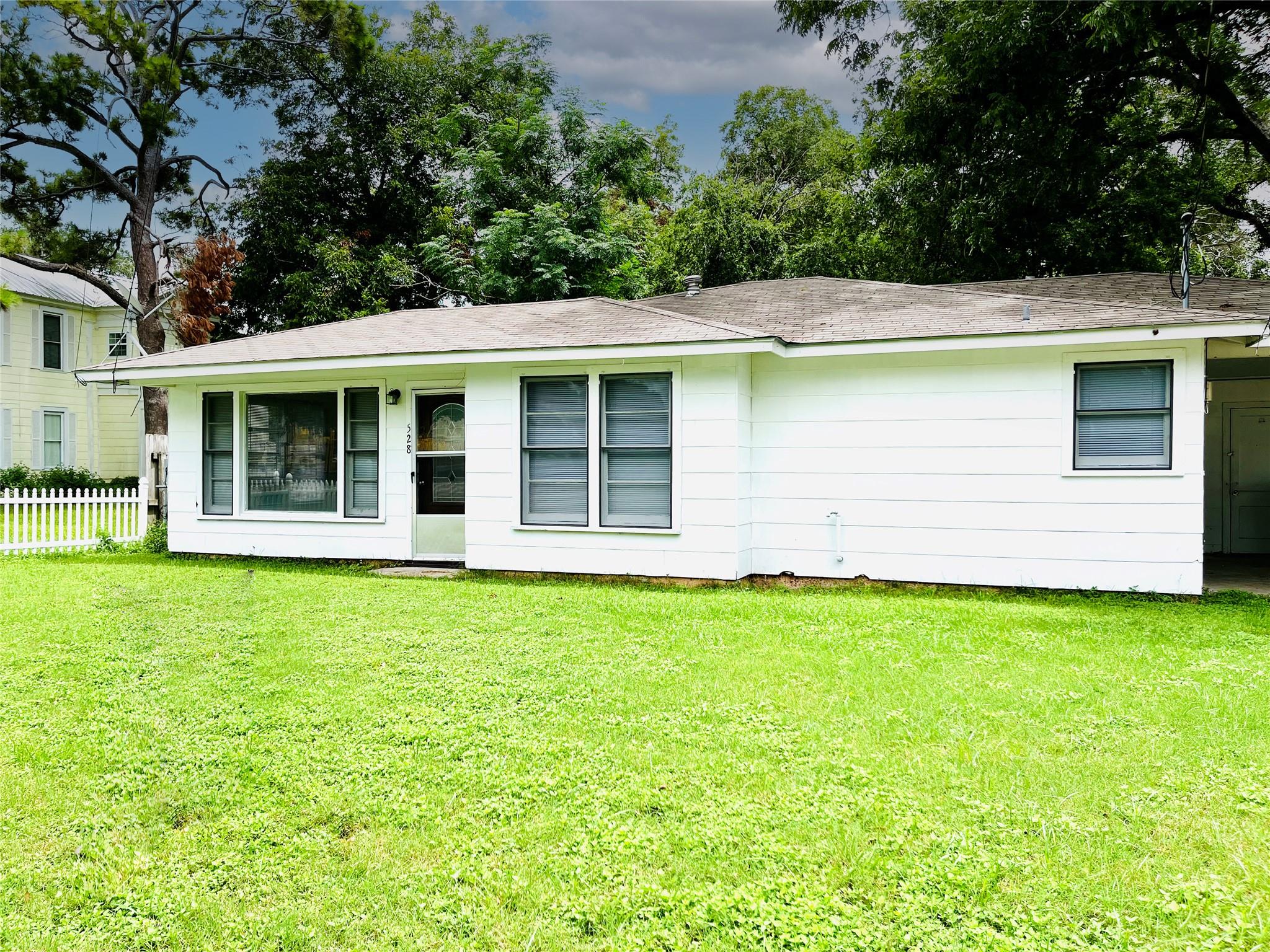 528 E Milam Street La Grange TX 78945