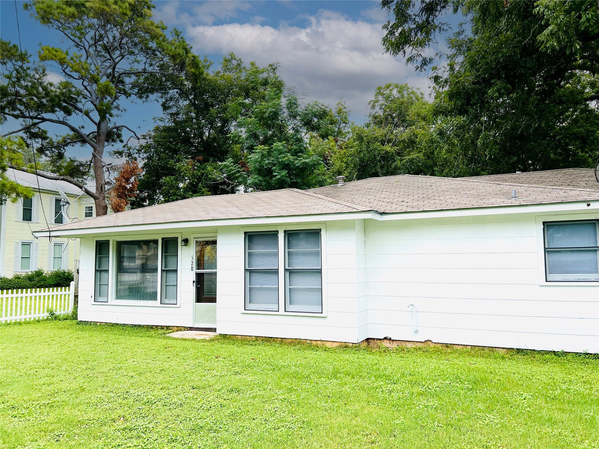 528 E Milam Street La Grange TX 78945